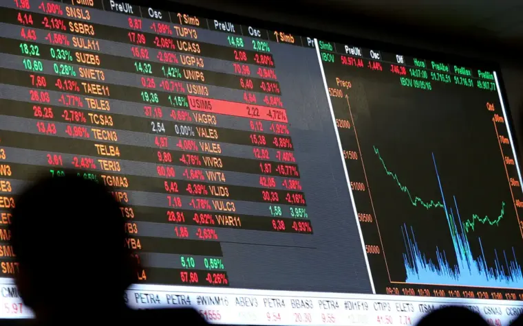 Dólar recua para R$ 5 e bolsa avança quase 8% após pleito