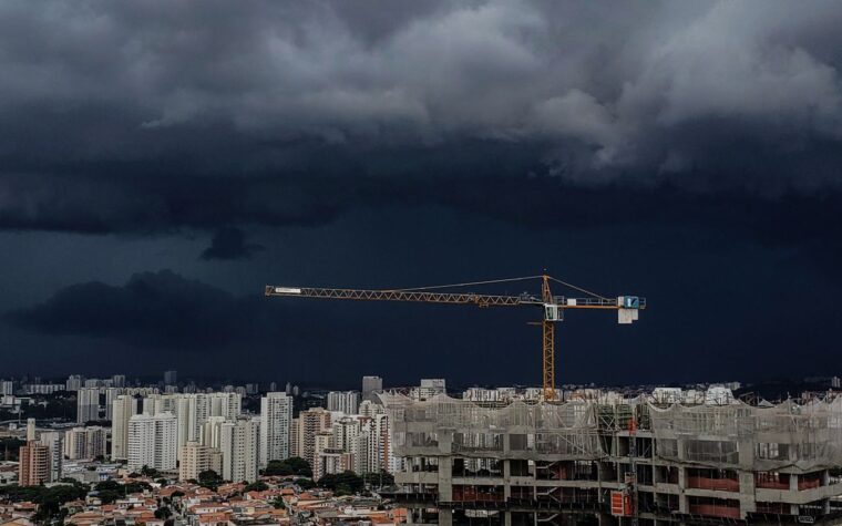 Alerta de chuvas intensas é emitido para regiões brasileiras