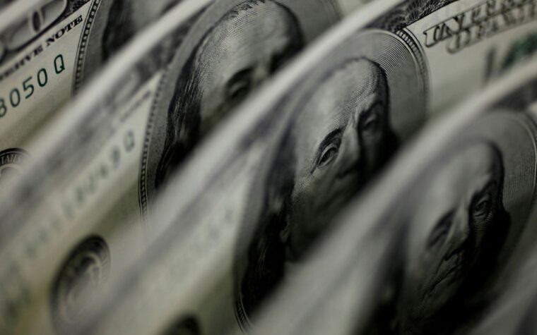 Dólar avança 8,21% enquanto bolsa registra queda de 13,88%