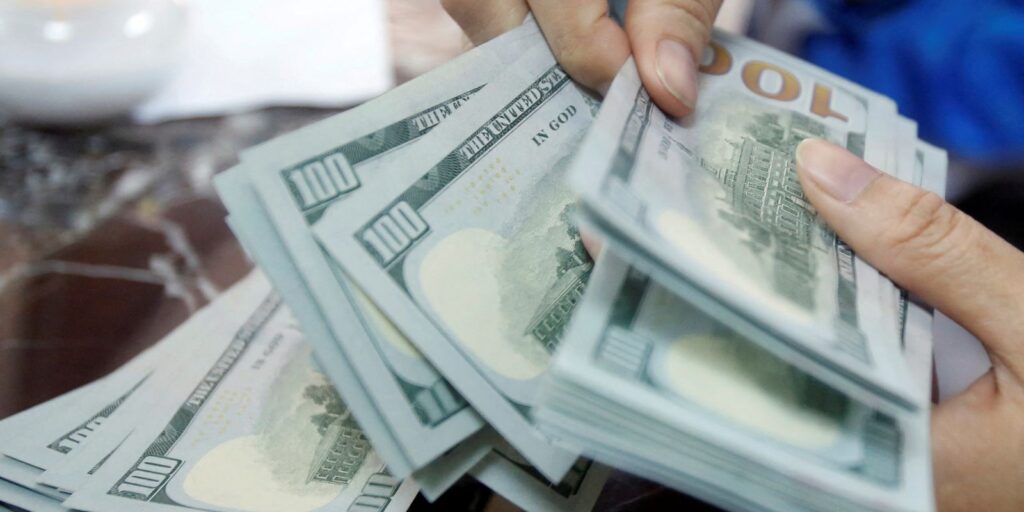 Dólar fecha em alta e ultrapassa a marca de R$ 5 novamente