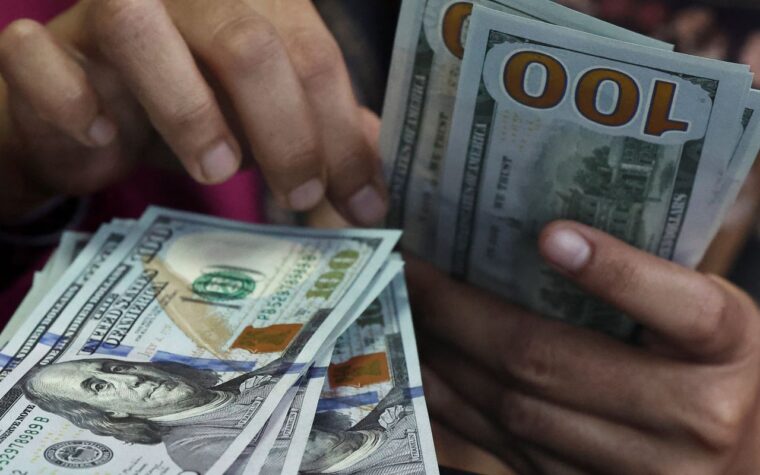 Dólar cai para menos de R$ 5 e tem queda semanal de 1,58%