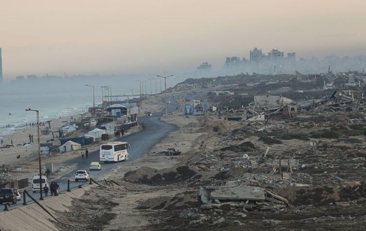 Gaza em conflito: paz prometida frente a bombardeios diários