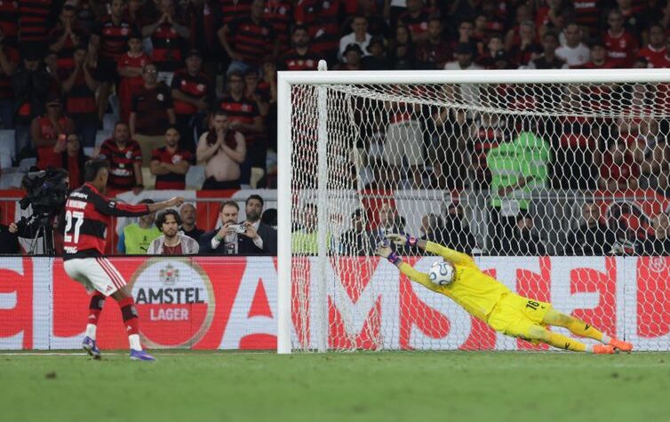 Estudiantes derrota Flamengo e Palmeiras busca revanche na Libertadores