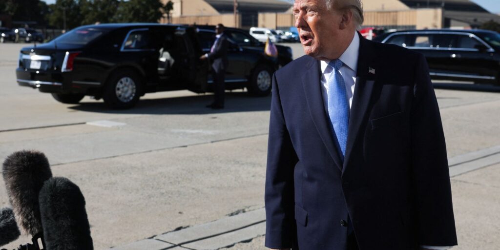 Trump comenta sobre carta de Flávio Bolsonaro e se afastará
