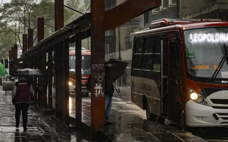 Chuva afeta eleições de domingo com alerta vermelho no Paraná