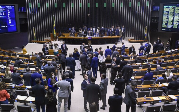 Queda na representação de parlamentares negros revela desigualdade histórica