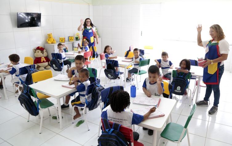 Educação integral é proposta de Lula enquanto Flávio defende escolas militares