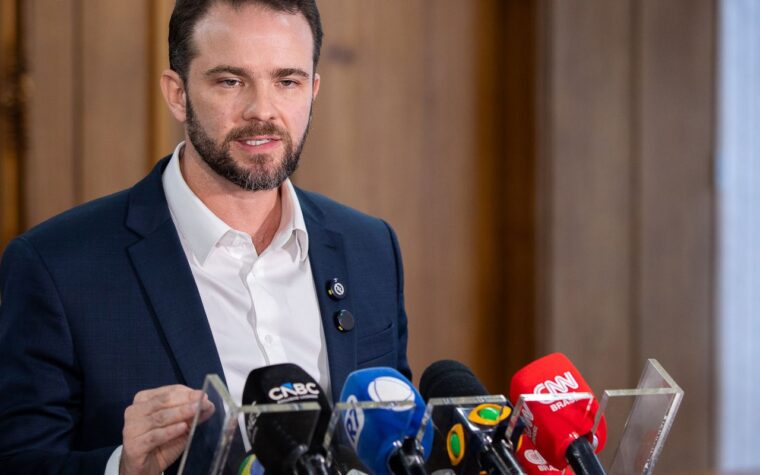 Superávit de 2027 segue sem mudanças, afirma Dario Durigan