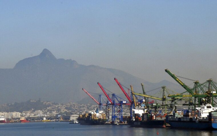Revisão de superávit comercial para 2026 reflete queda de preços