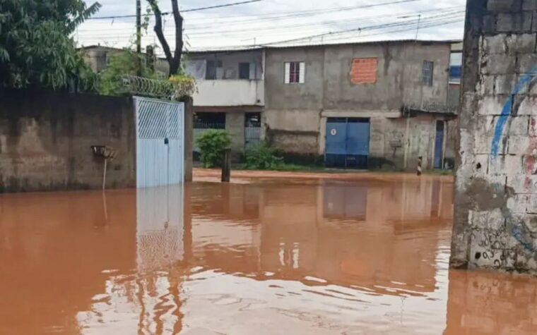 Corpo de mulher é resgatado após ser levado por correnteza