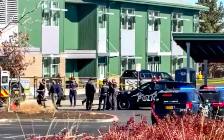 Jovem provoca tragédia ao atacar escola primária em Oregon