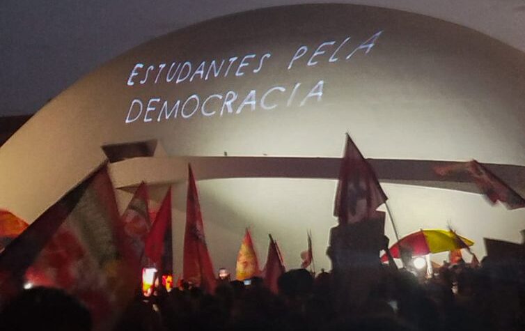 Estudantes fazem manifestação em apoio a Lula na Esplanada