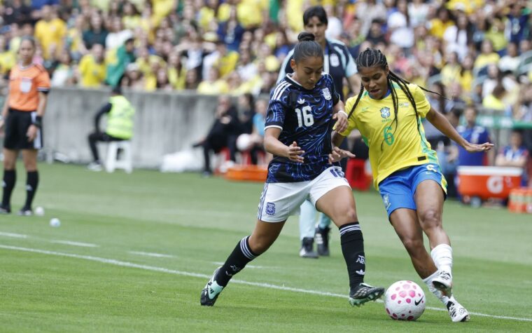 Seleção feminina de futebol enfrenta Argentina em Recife