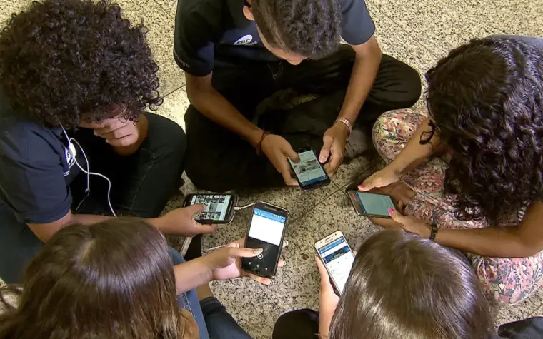 Maioria dos brasileiros desaprova celulares para crianças pequenas