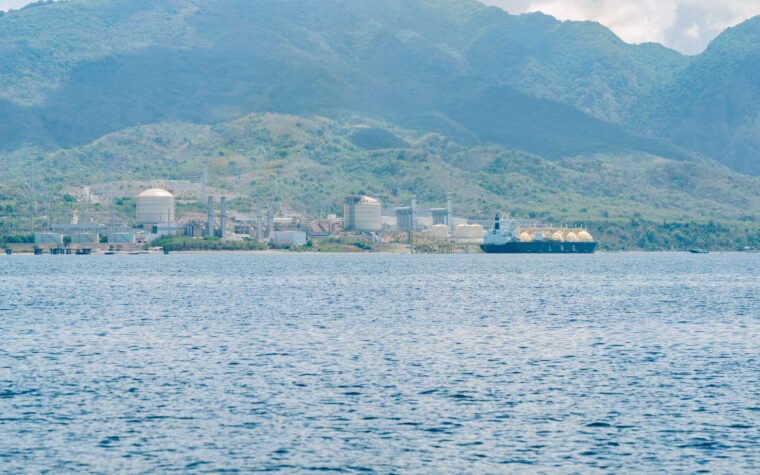Petroleros se incendian en Ormuz tras colisiones con minas
