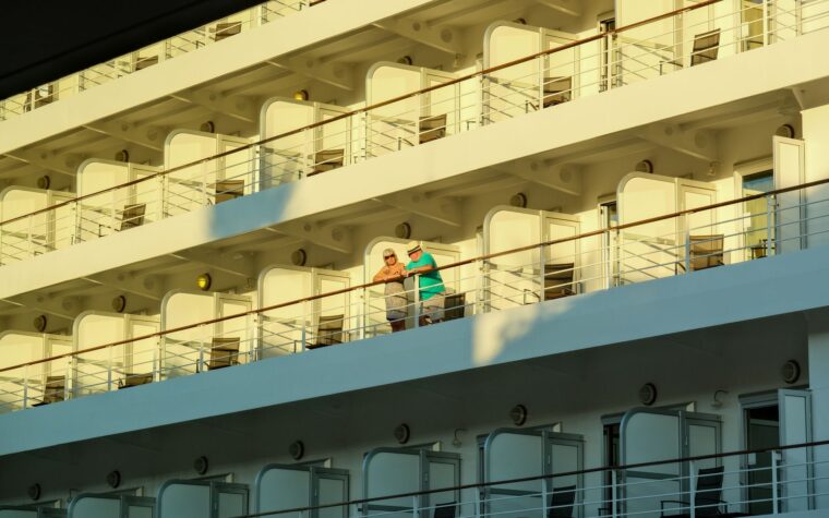 Crucero de lujo varado en Camboya por alza en combustible