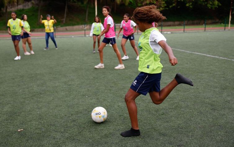 Ex-jogadoras de futebol promovem incentivo a estudantes no Rio