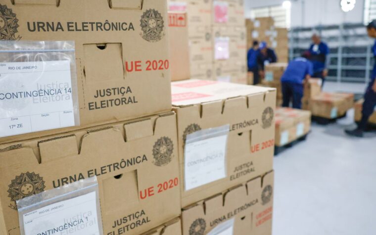 Urnas são distribuídas e seções são preparadas para votação