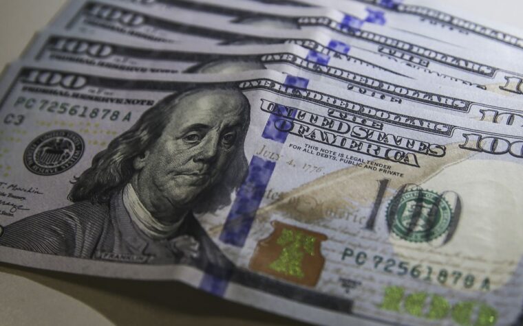 Dólar recua para R$ 5 com novo contexto econômico e ajuste