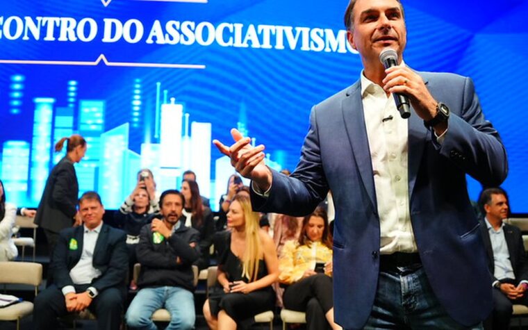 Apoio estratégico marca agenda de Flávio após visita ao pai