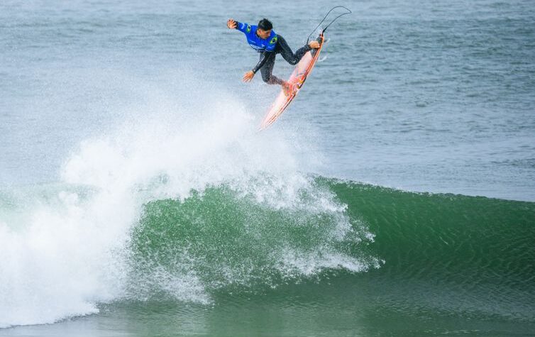 Trio brasileiro brilha e avança para as quartas em Peniche