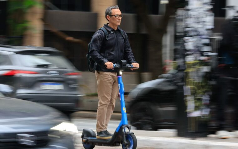 Fiscalização de bicicletas e patinetes elétricos é iniciada em SP
