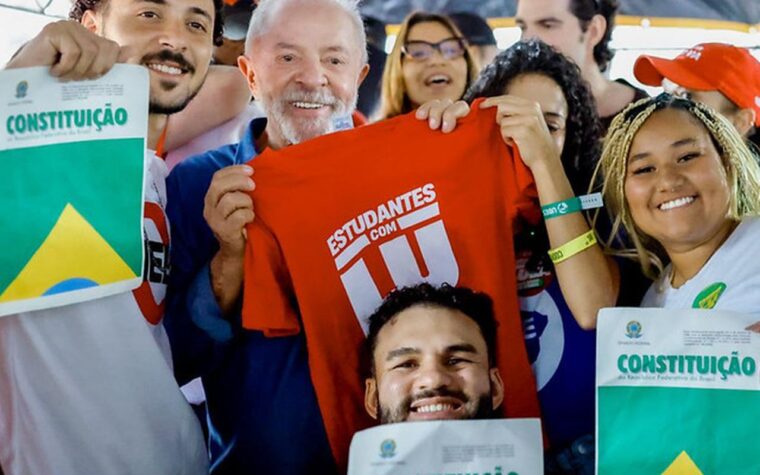 Lula promete criar programa universitário “Pé de Meia” se reeleito