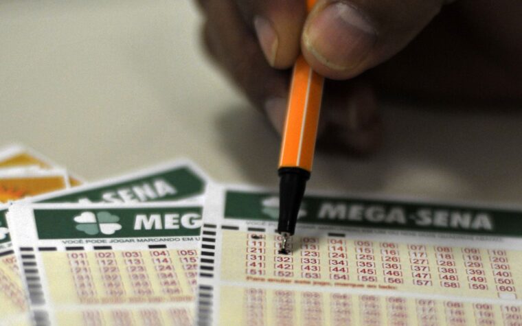 Prêmio de R$ 100 milhões da Mega-Sena atrai apostadores pelo país