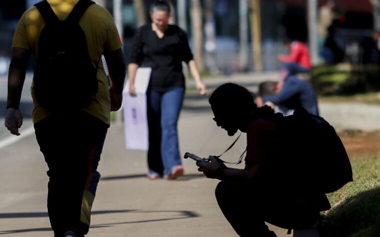 Taxa de jovens sem emprego ou estudo no Brasil apresenta queda