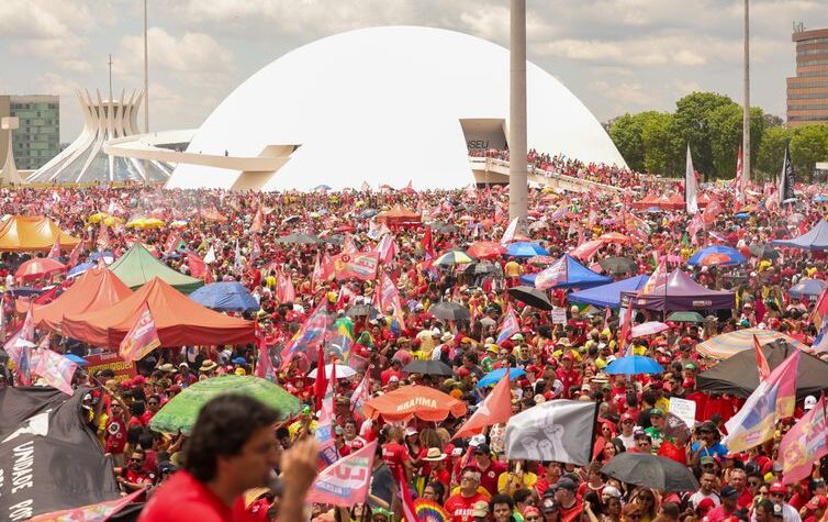 Apoio a Lula e à democracia atrai multidões no Rio e Brasília