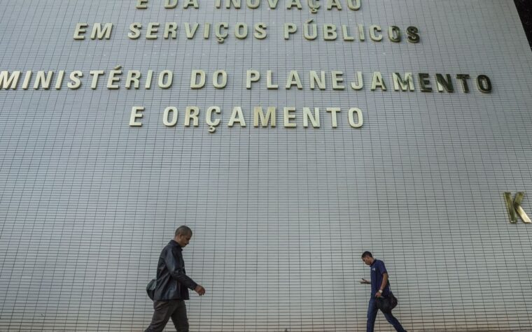 Orçamento de 2027 terá revisão de R$ 20 bilhões para novos projetos