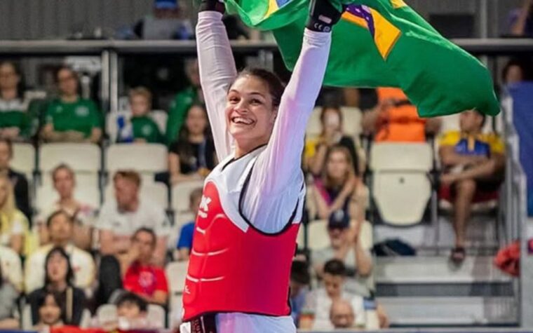 Taekwondista brasileira brilha e garante medalha de ouro em Paris